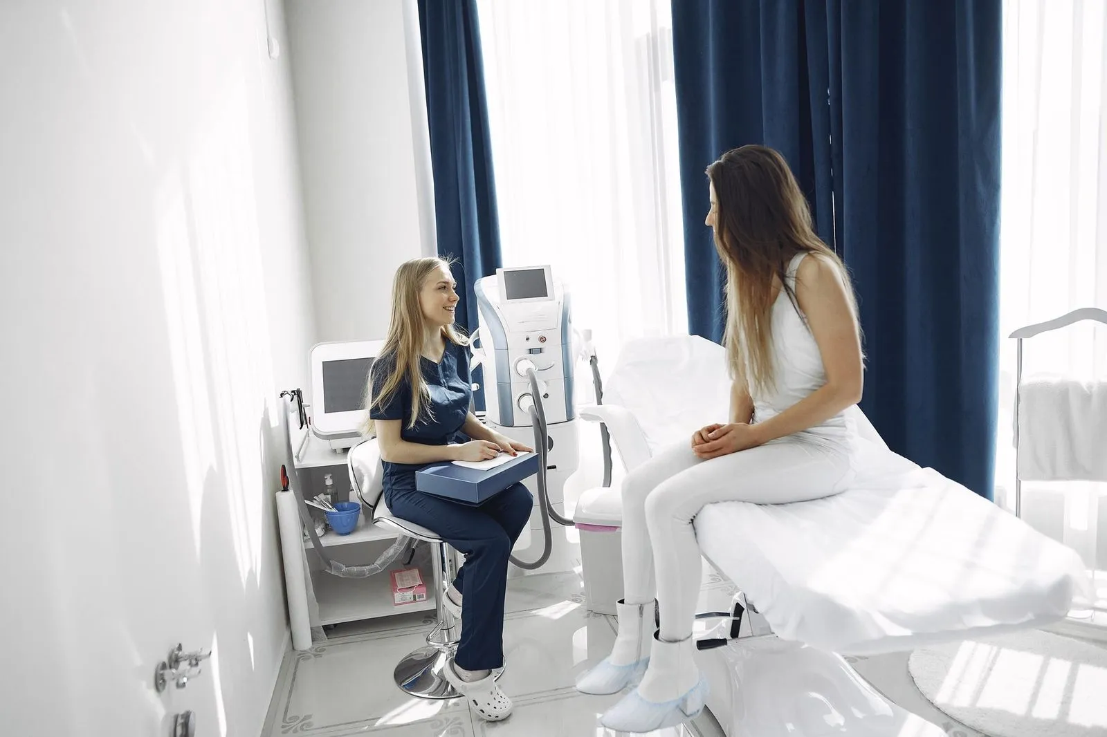 Consulta médica em clínica clara com equipamento moderno