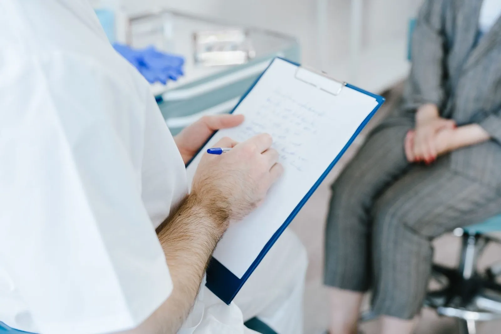 Médico registrando a avaliação durante a consulta