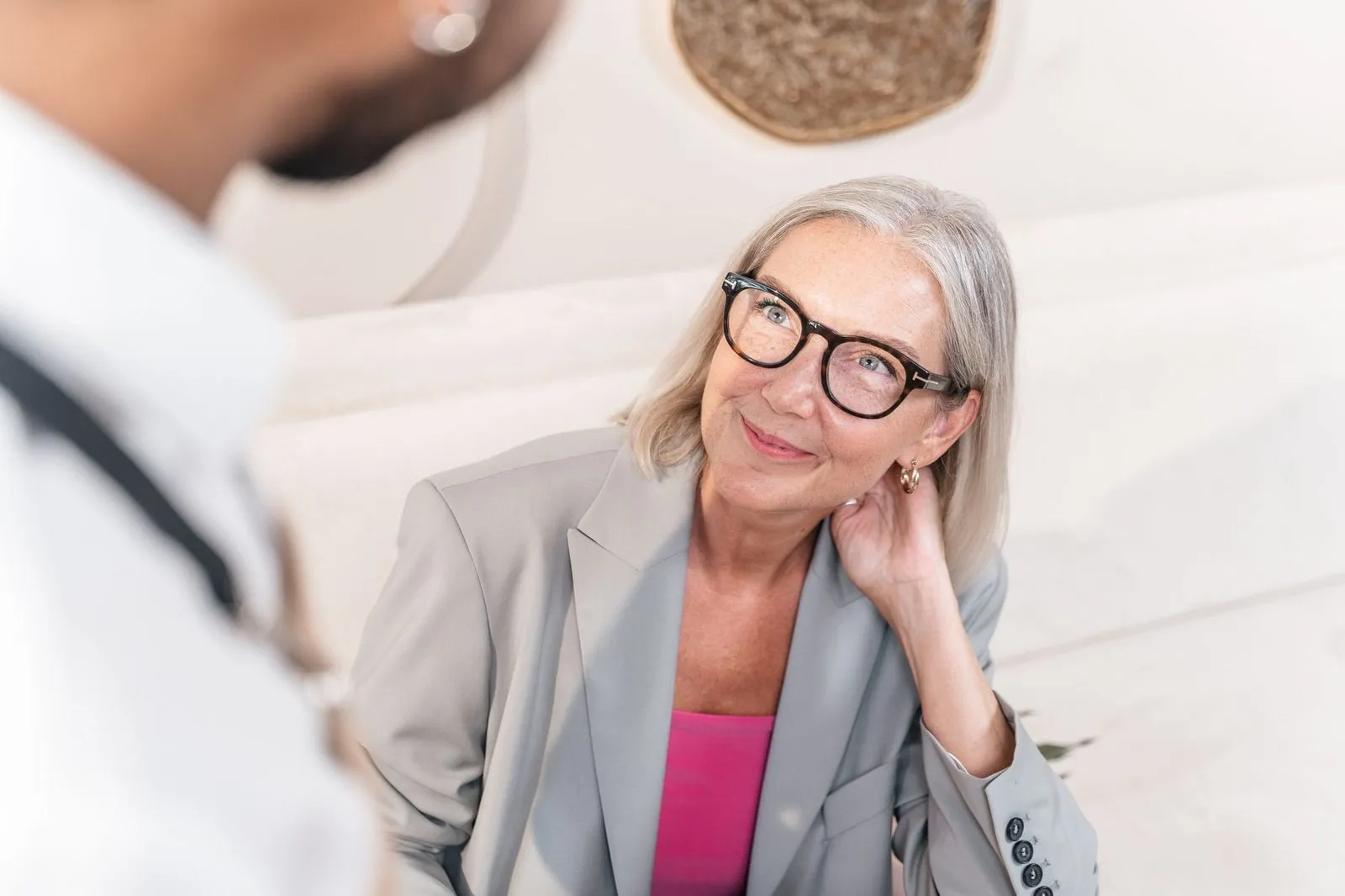 Mulher madura sorrindo durante consulta médica