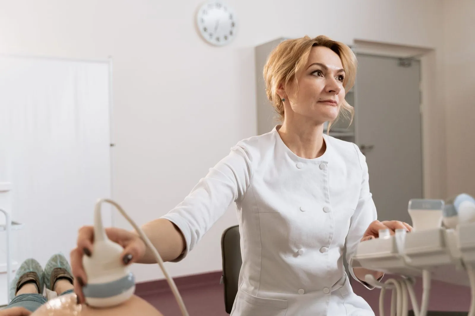 Médica ginecologista realizando exame de ultrassom em consultório
