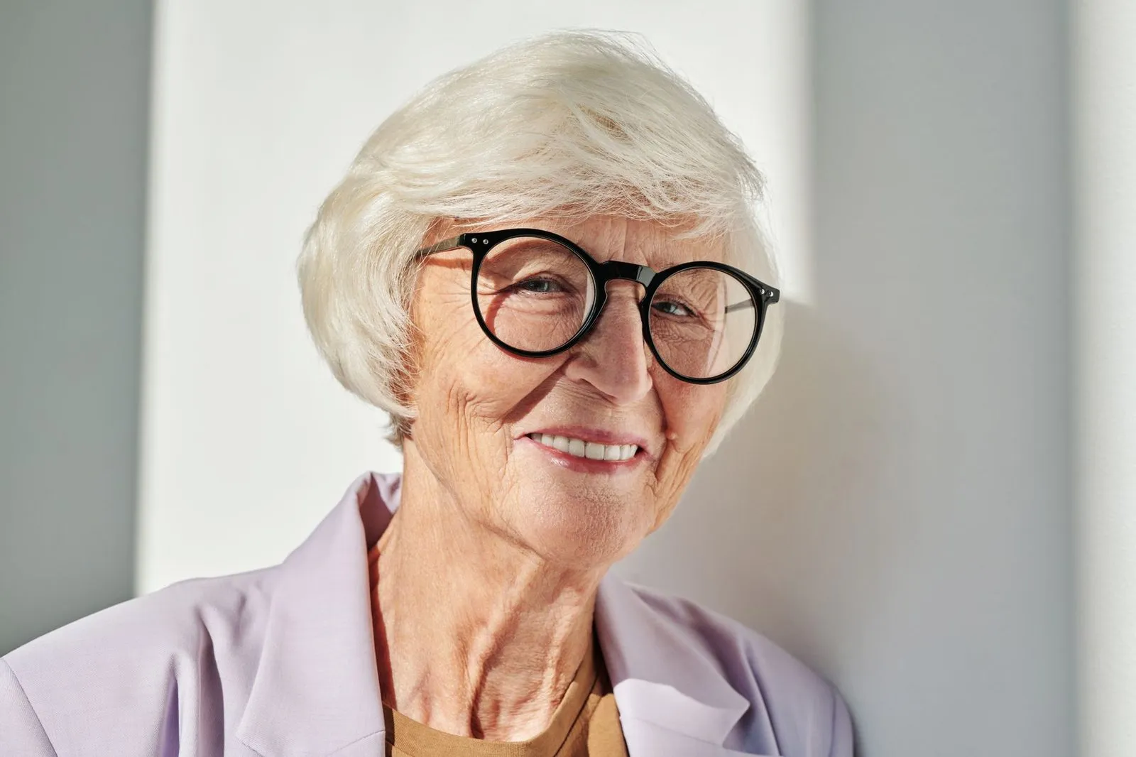 Mulher madura sorrindo, bem-estar na maturidade