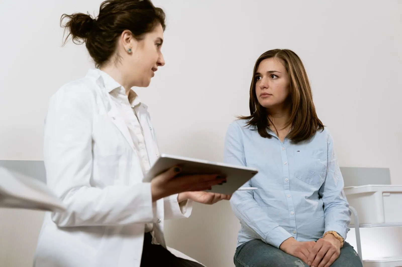 Médica explicando o tratamento a uma paciente