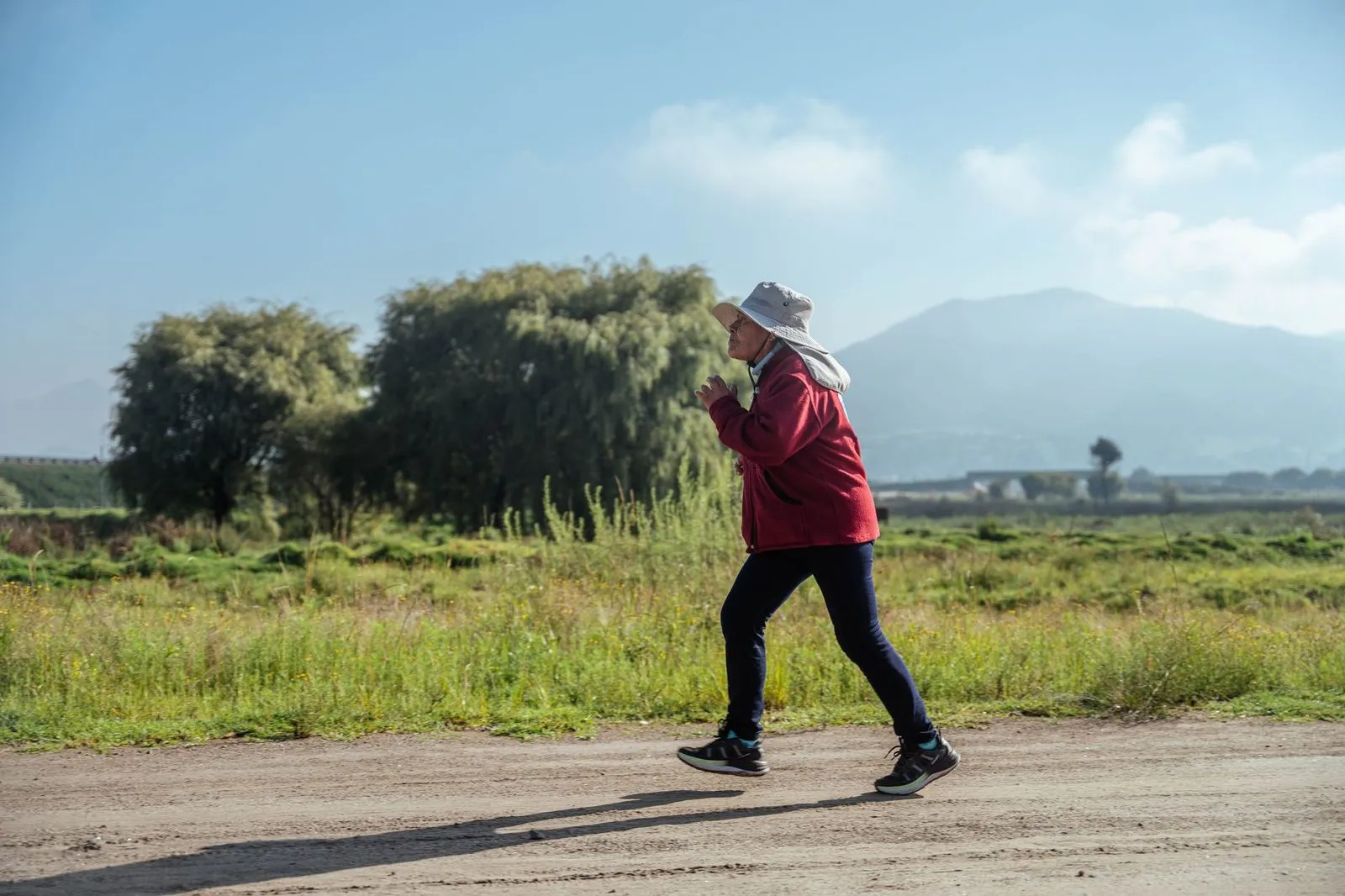 Mulher caminhando ao ar livre, retomando a vida ativa